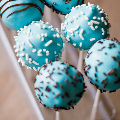 968feea26be3a0d8ebd96985614bb744 - blue-cake-pops-blue-cakes (1)